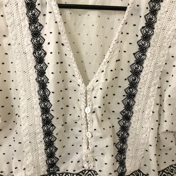 3/$15 Ellison white and black textured dot short sleeve peplum crop top size L - Picture 6 of 9